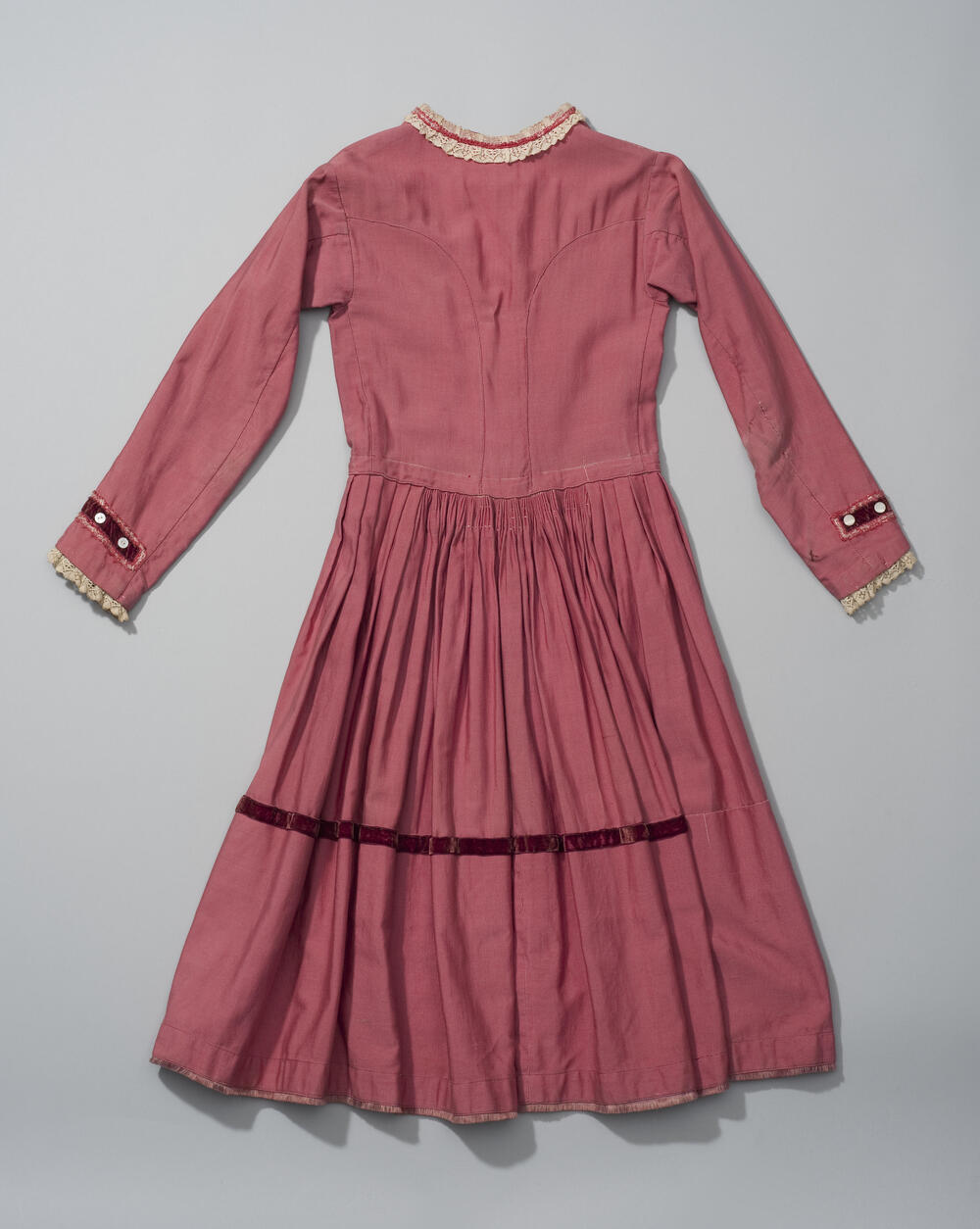 Meisjesjurk met lange mouwen, Volendam, voor 1948