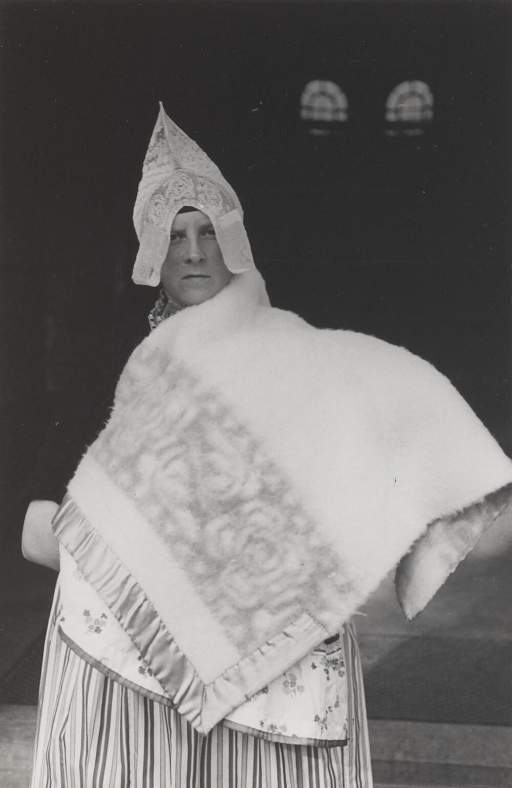 Vrouw met dopeling in Volendammer dracht, 1946