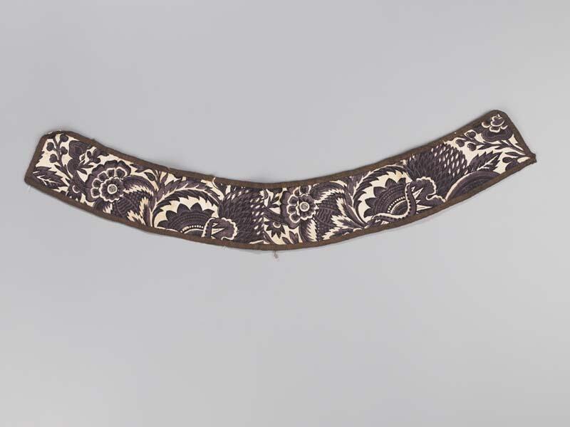 Coupon bedrukt katoen met fragment van groot symmetrsich patroonmotieven op witte grond, afgewerkt…