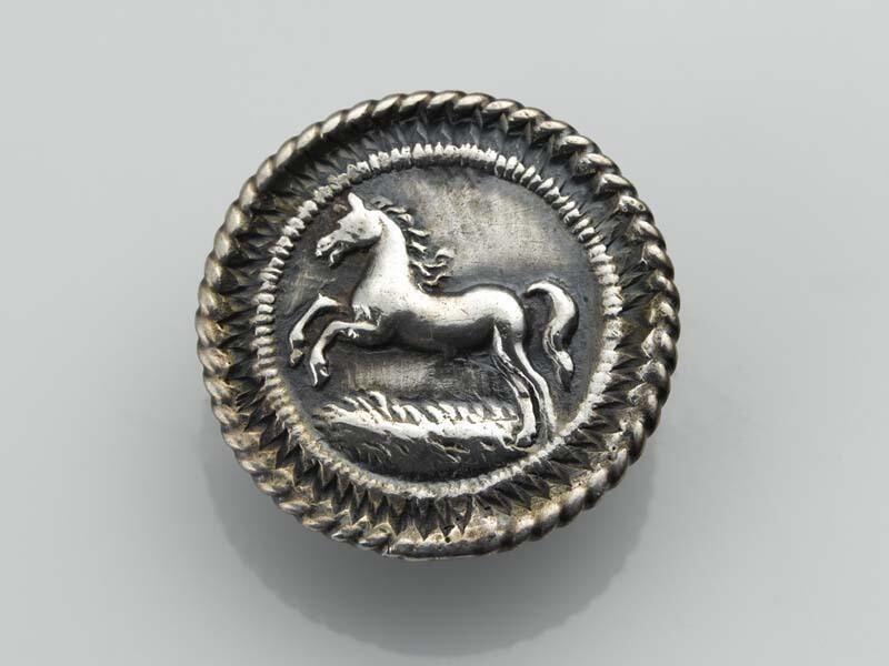 Platte, ronde knoop met een opspringend paard