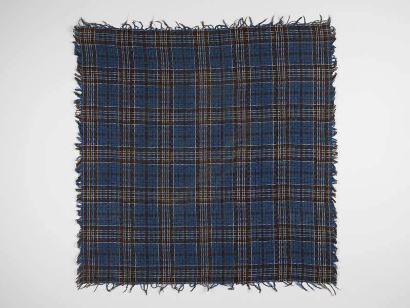 Doek of sjaaltje met ingeweven gevarieerd ruitpatroon in keperbinding in blauw, bruin en wit
