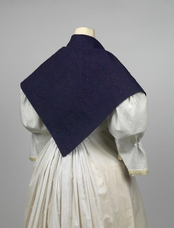 Stevige changeant zijden sjaal met blauw fond met kleine rode ruitvormpjes