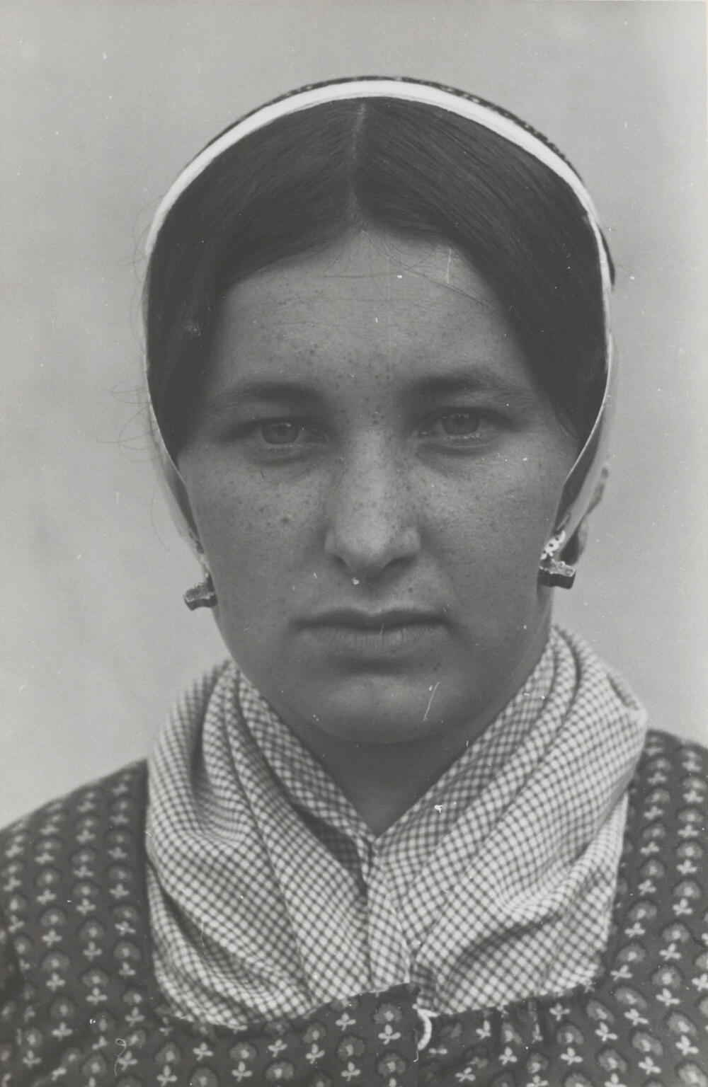 Vrouw verkleed in streekdracht, Huizen, 1945