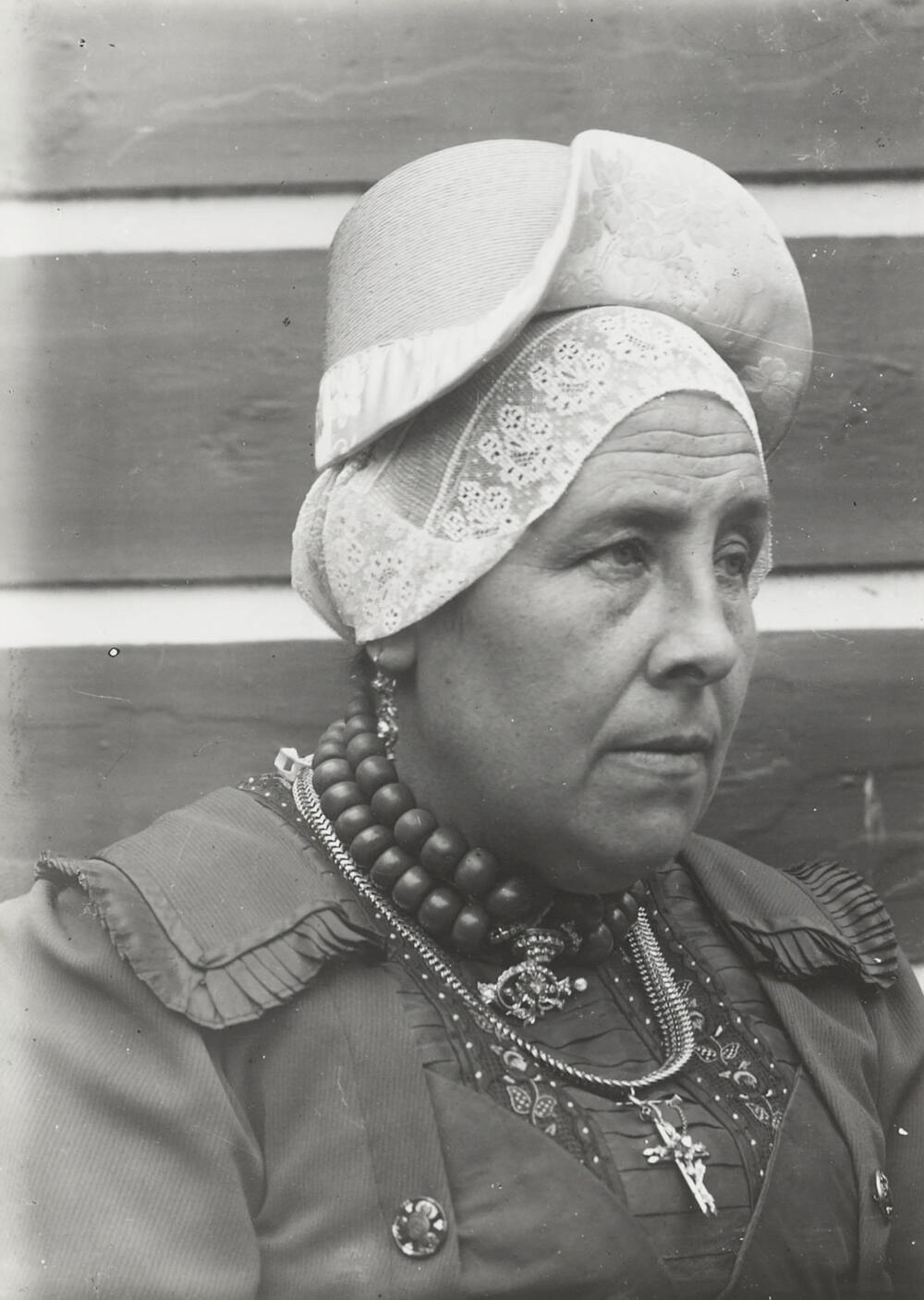 Vrouw in streekdracht uit West-Friesland, circa 1915