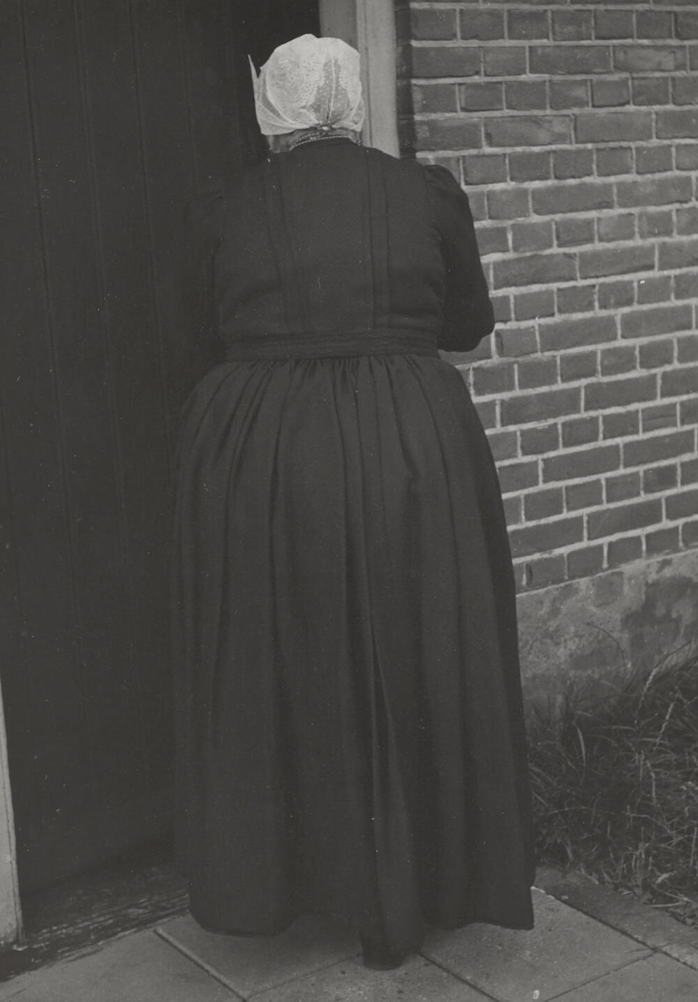 Weduwe Raven in streekdracht uit Blaricum, 1952
