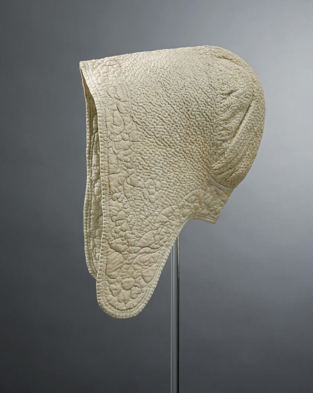 Linnen wangenmuts in matelassé techniek, circa 1700