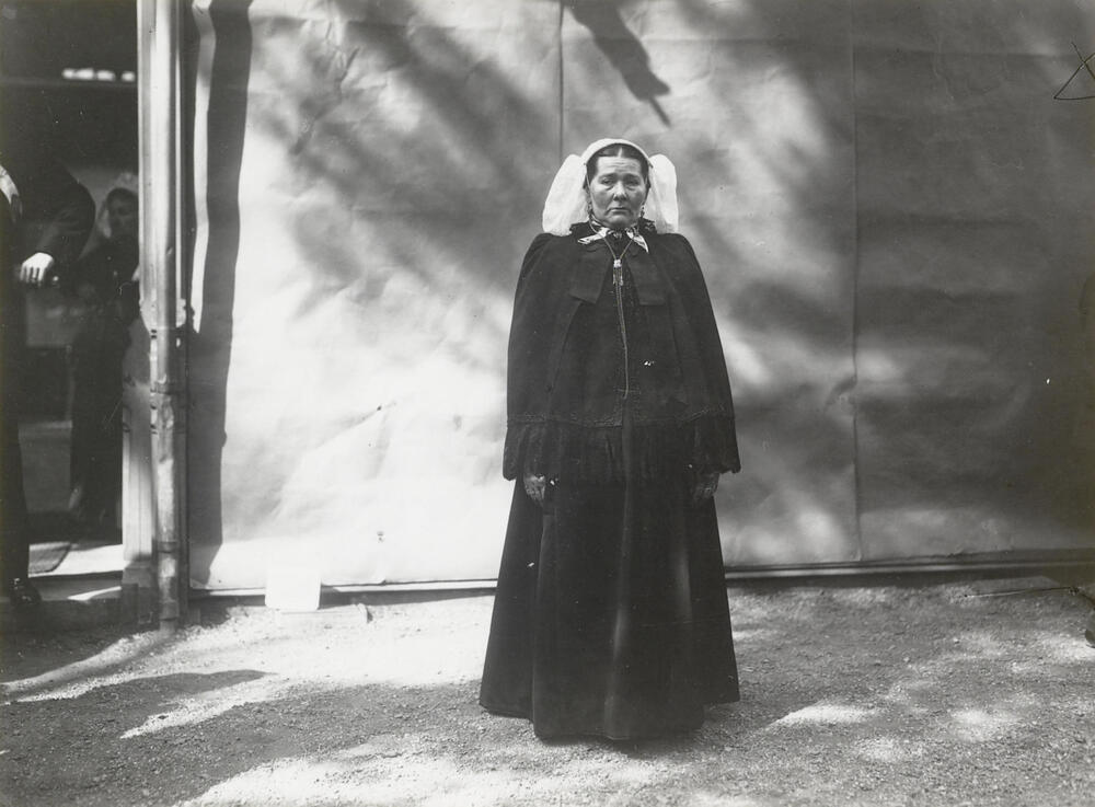 Vrouw uit Winssen in dracht uit het Land van Maas en Waal, 1913