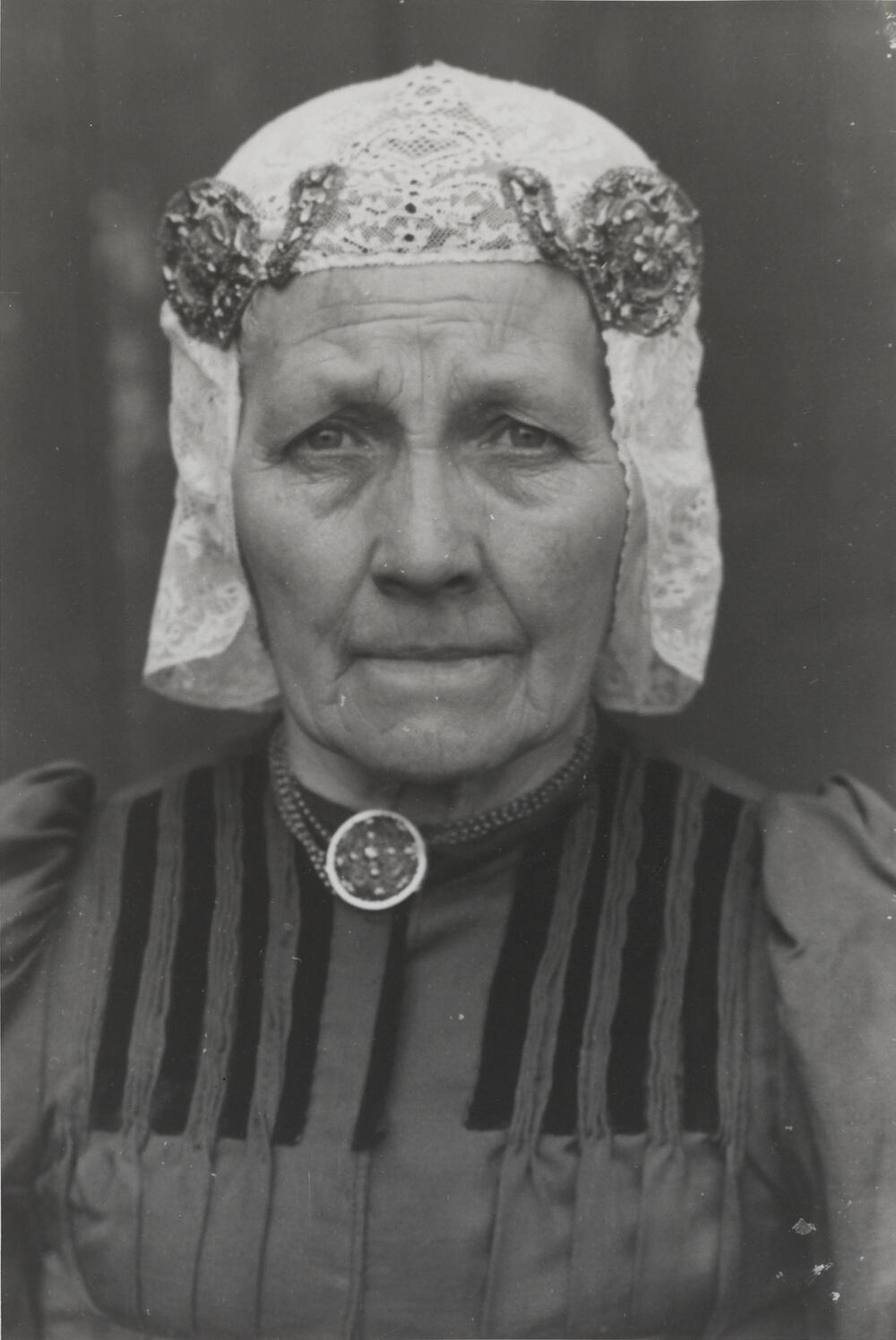 Mevrouw Wolbers uit Orvelte in Drentse dracht, 1944