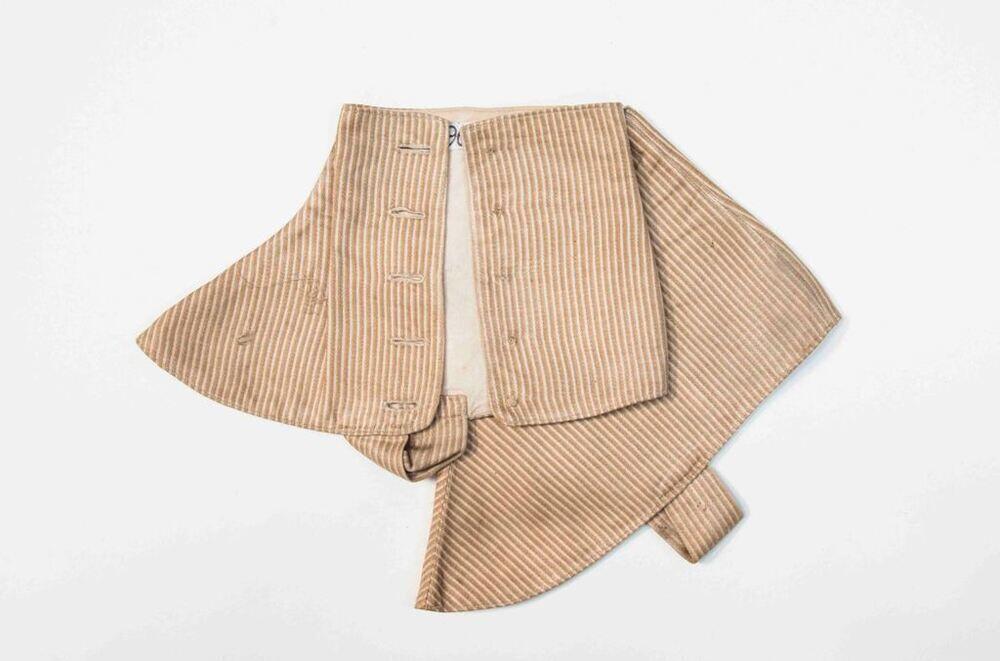 Paar souspieds van keperstof, beige met wit gestreept, sluit met vijf benen knopen, onder de voet…