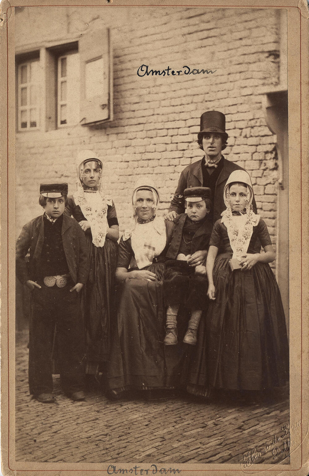 Kinderen, vrouw en man in Walcherse dracht
