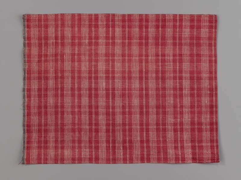Hindelooper borstlap of foarpeldook van rood en wit bont