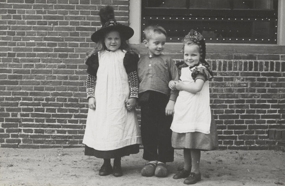 Kinderen verkleed in streekdracht, Huizen, 1945