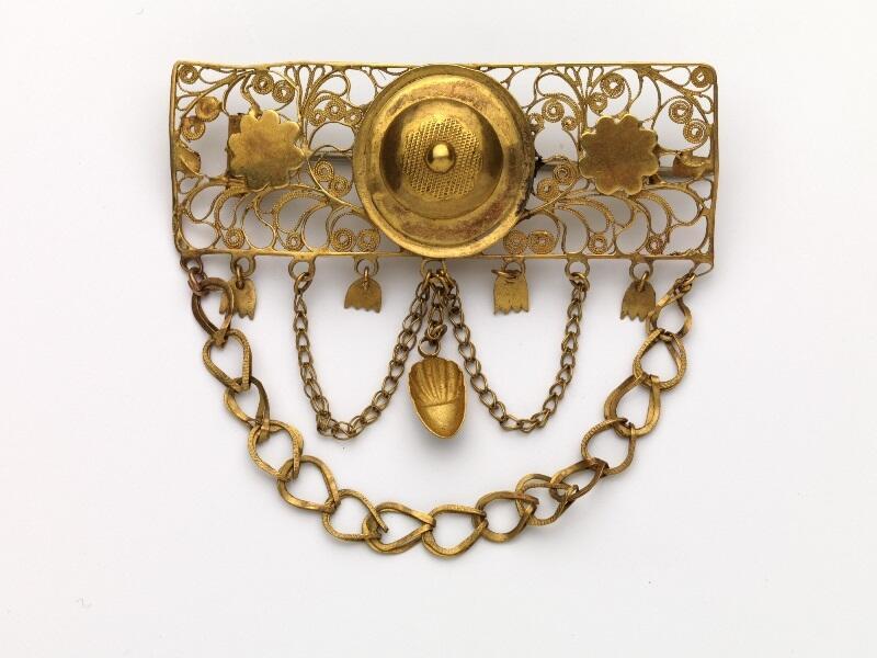 Gouden broche in rechthoekige vorm met aan andere zijde twee kettinkjes, eikeltjes en bloemen…