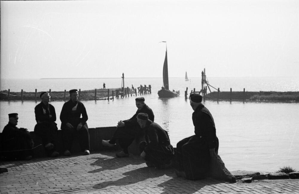 Ontmoetingsplaats aan de haven, Volendam, 1946