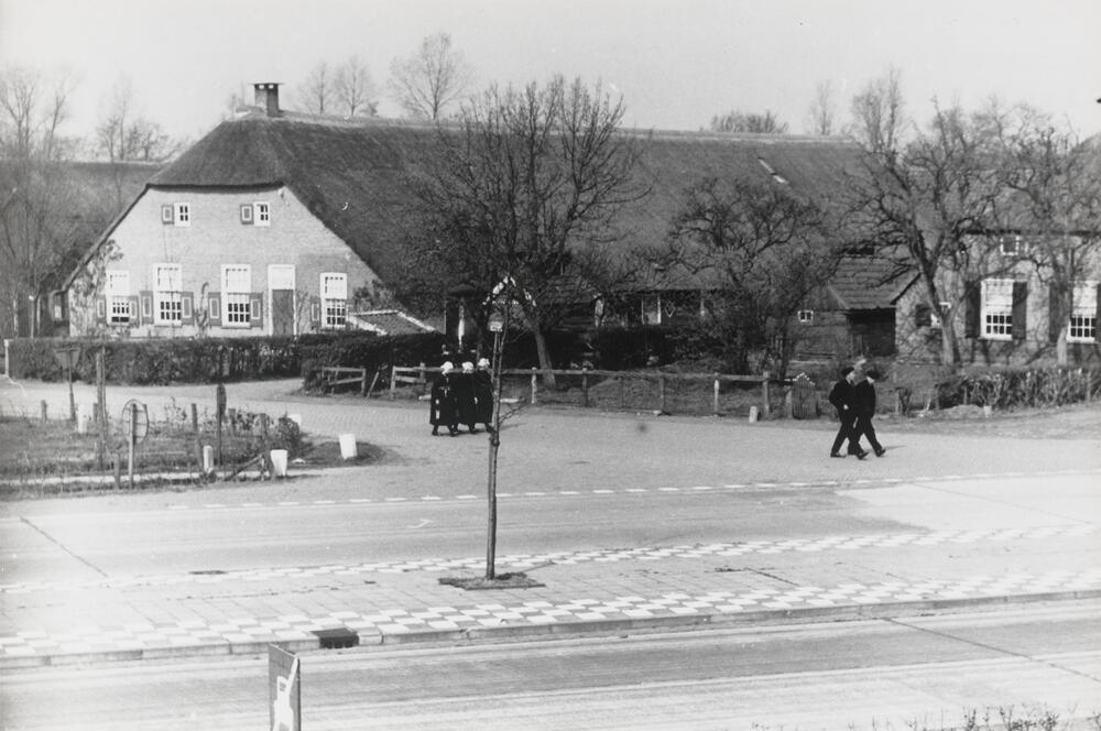 Kerkgangers ter hoogte van 'De Hoek', Staphorst, 1944