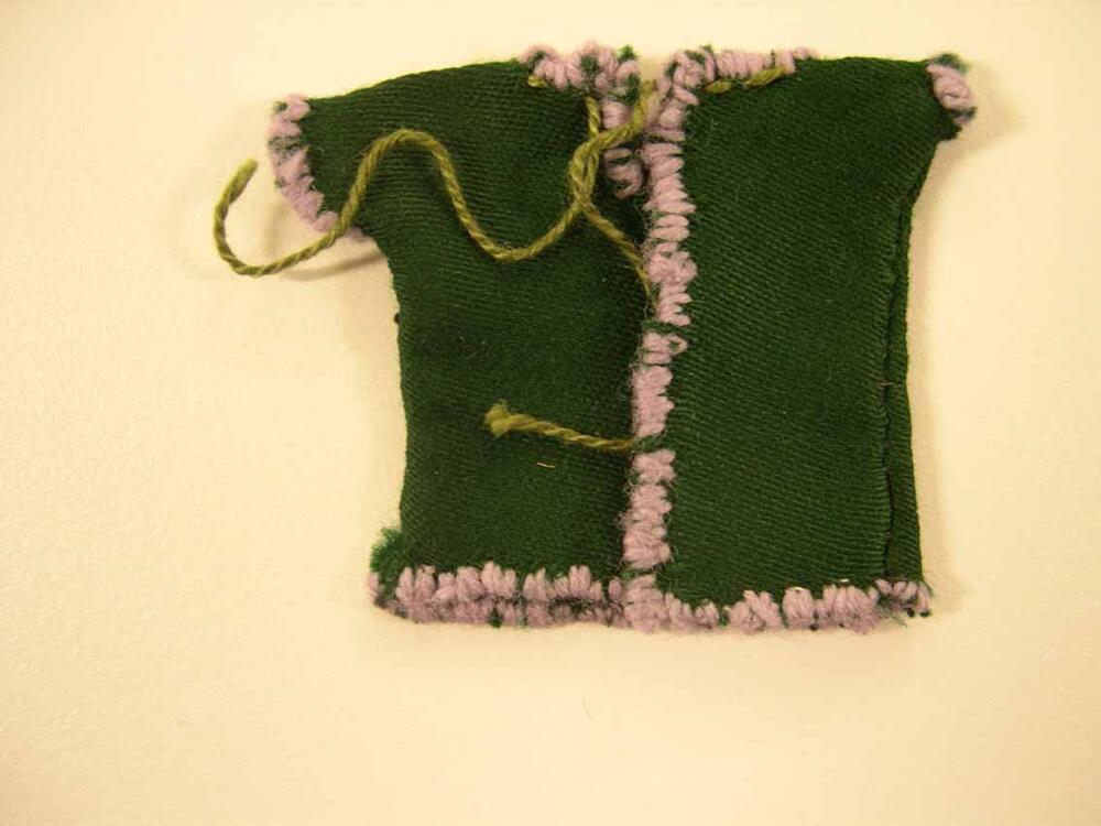 Kleding van popjes uit poppenhuis (jas)