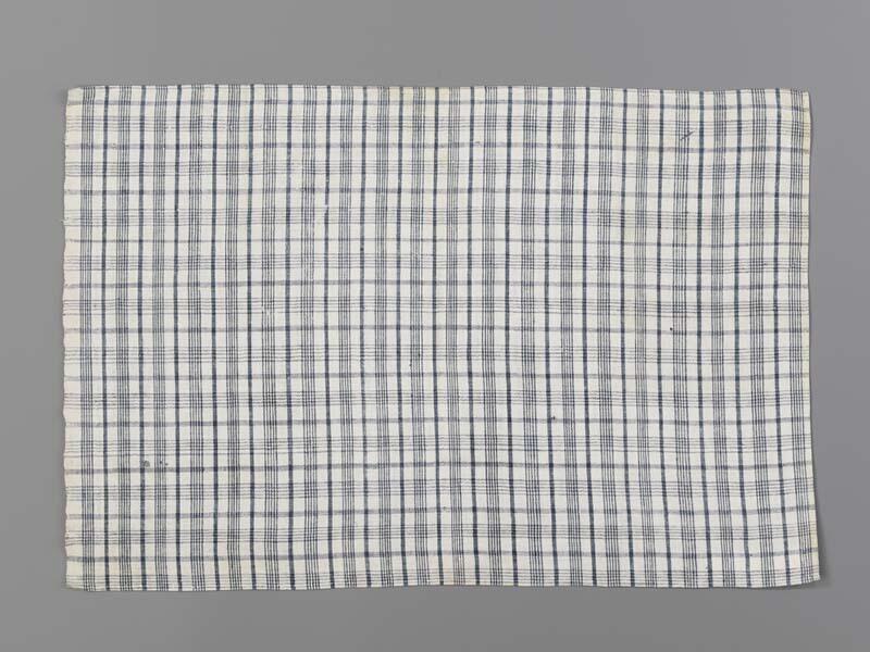 Hindelooper borstlap of foarpeldook van wit en blauw bont
