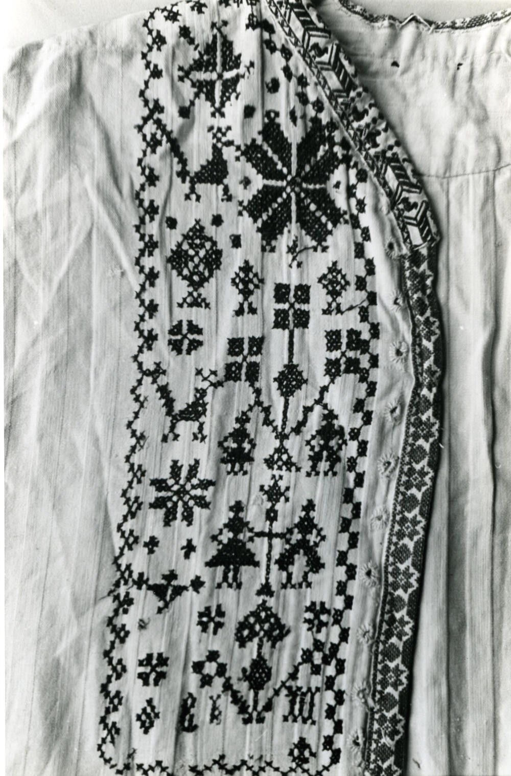 Kruissteekwerk op een jongenshemd, Volendam, 1946