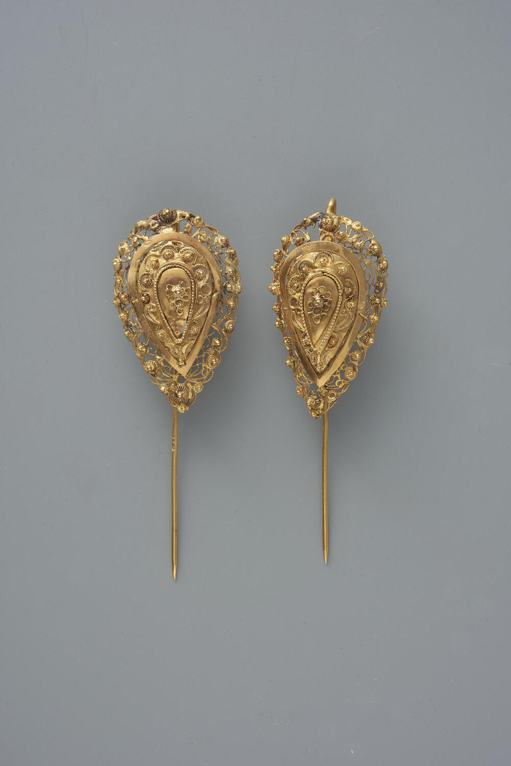 Paar gouden spelden, circa 1880