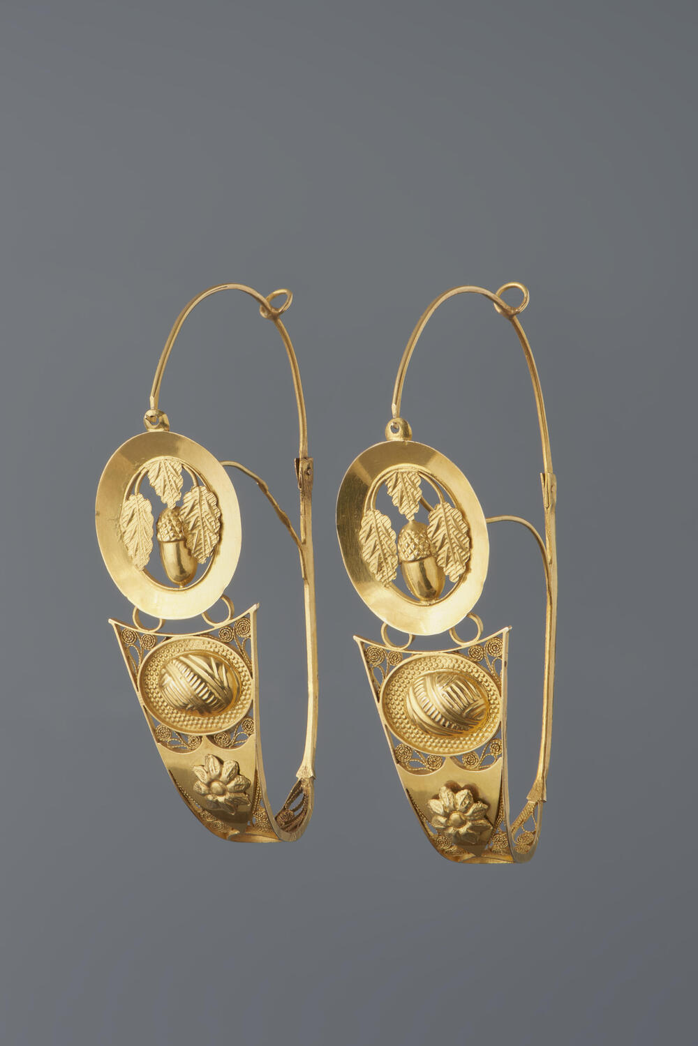 Paar gouden oorringen, vervaardigd in Schoonhoven, 1826–1837