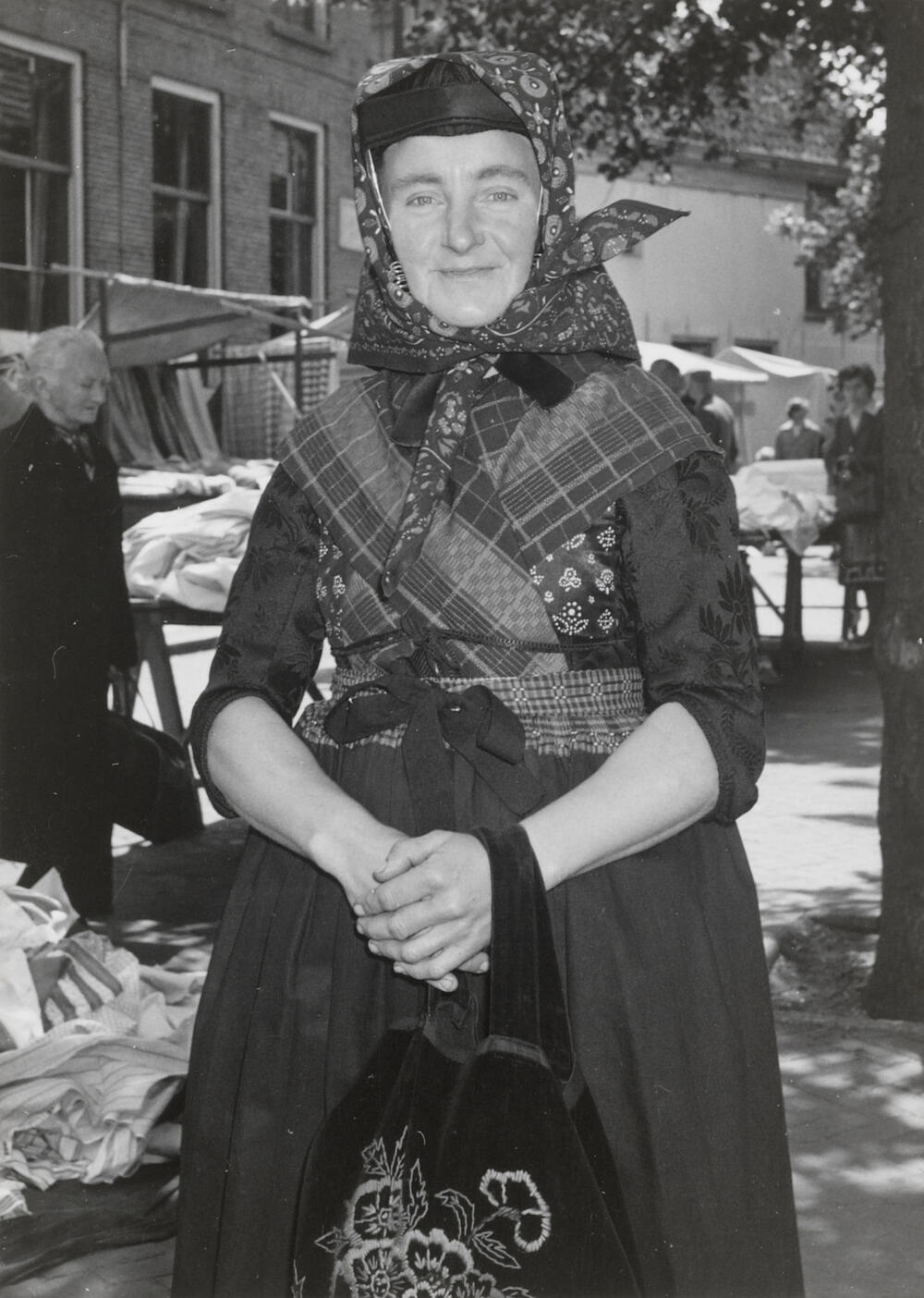 Mevrouw Konterman uit Rouveen op de markt, Meppel, 1960