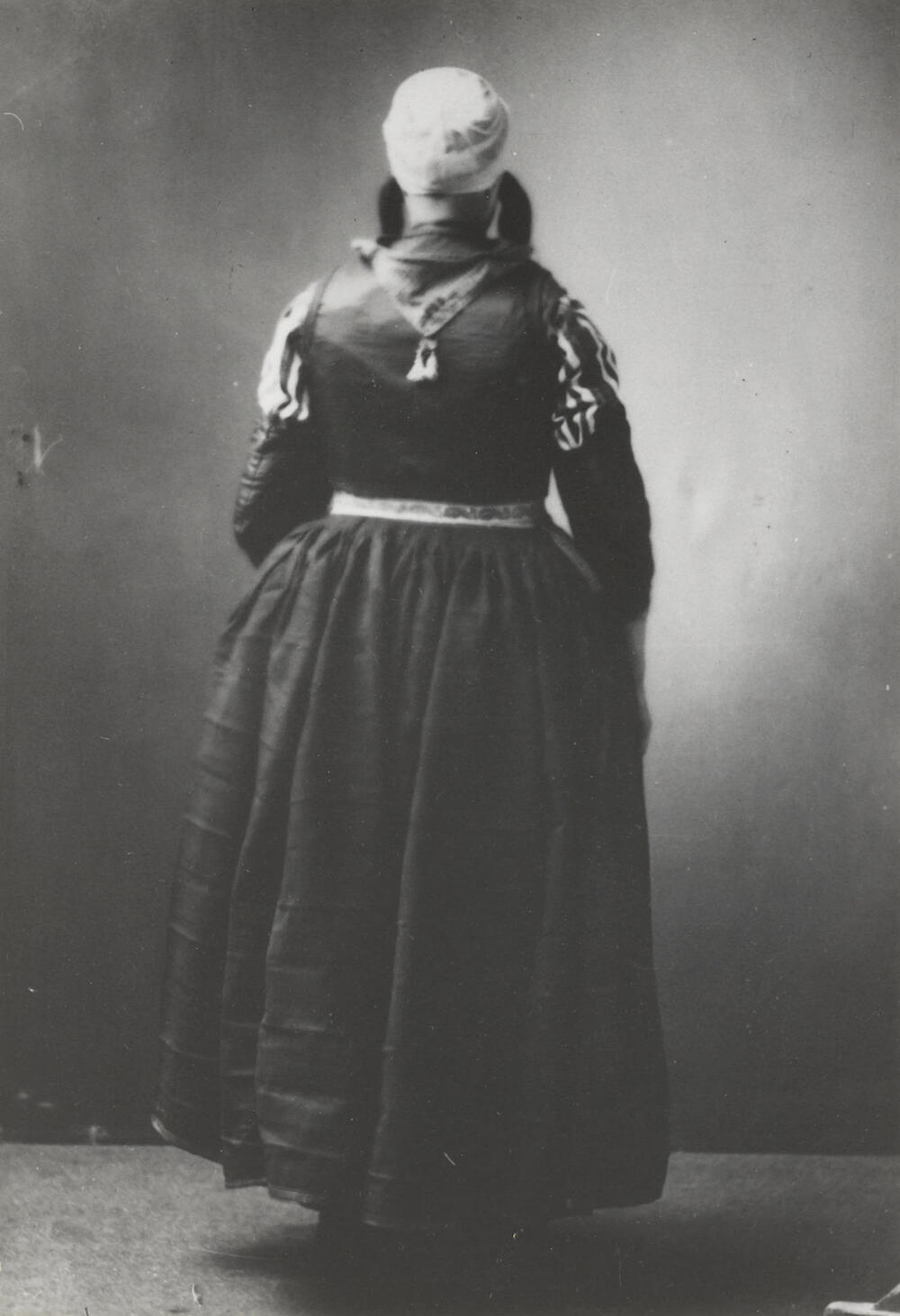 Maretje Boes-Appel in Marker streekdracht, 1910–1916