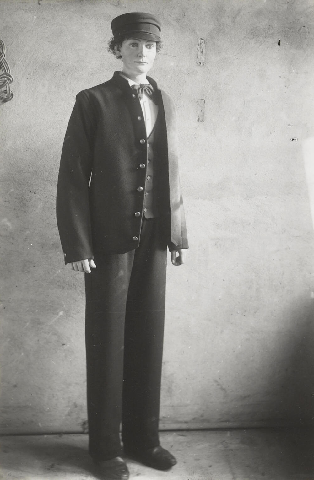 Pop in weeskleding van het Burgerweeshuis in Amsterdam, 1913–1916