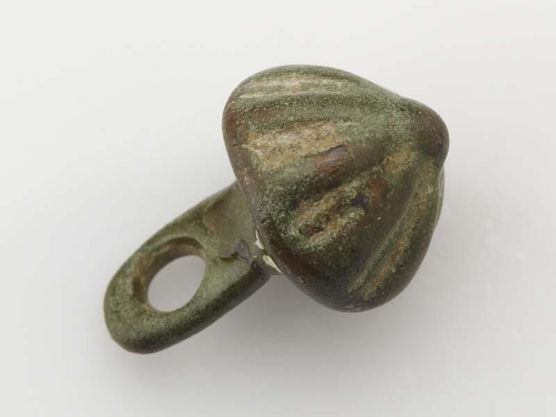 Ronde, bolle bronzen knoop met verhoogd hart