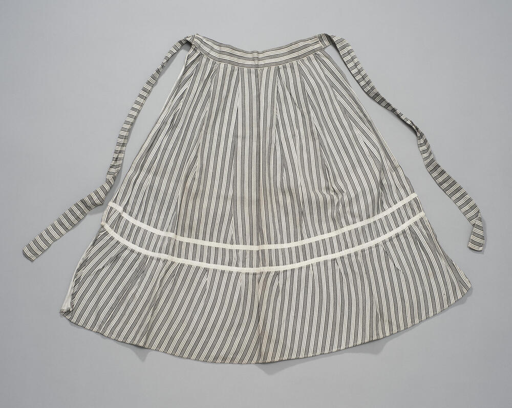 Gestreept meisjesschortje, Cadzand, 1900–1925