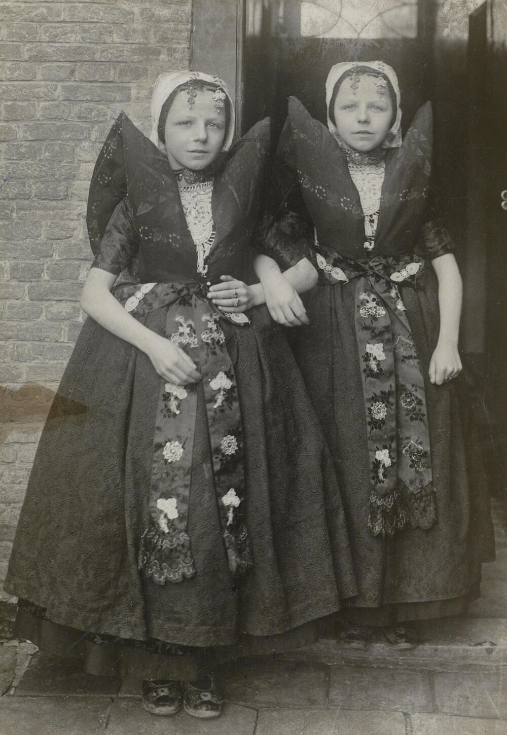 Twee meisjes in Axelse streekdracht, 1935–1941