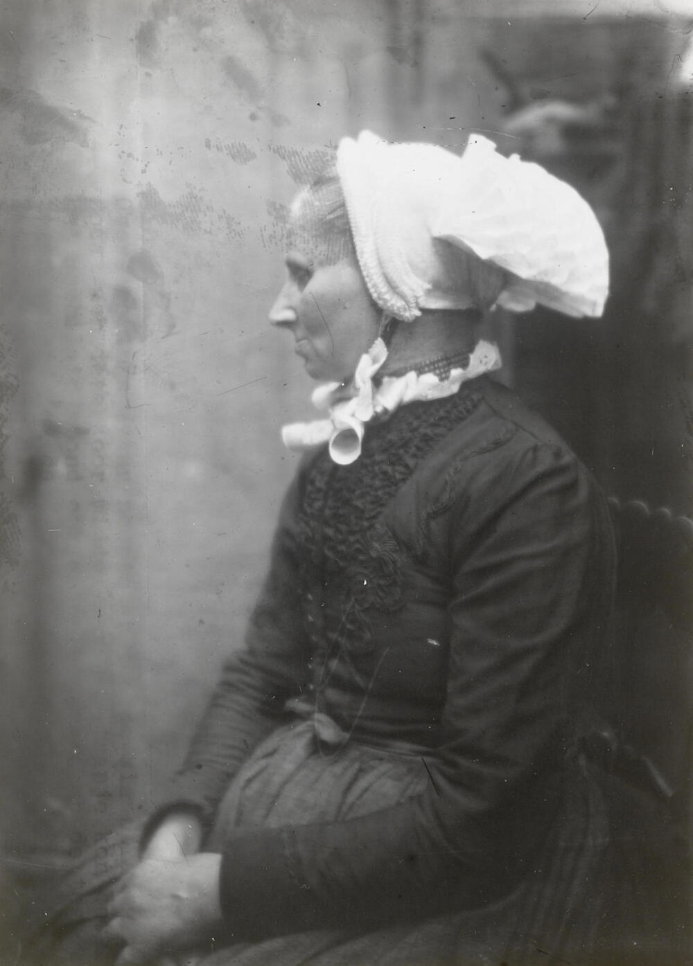 Vrouw in streekdracht uit Kampen., circa 1915