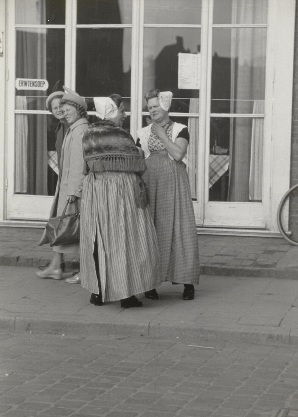 Vrouwen in Walcherse dracht, Middelburg, 1950