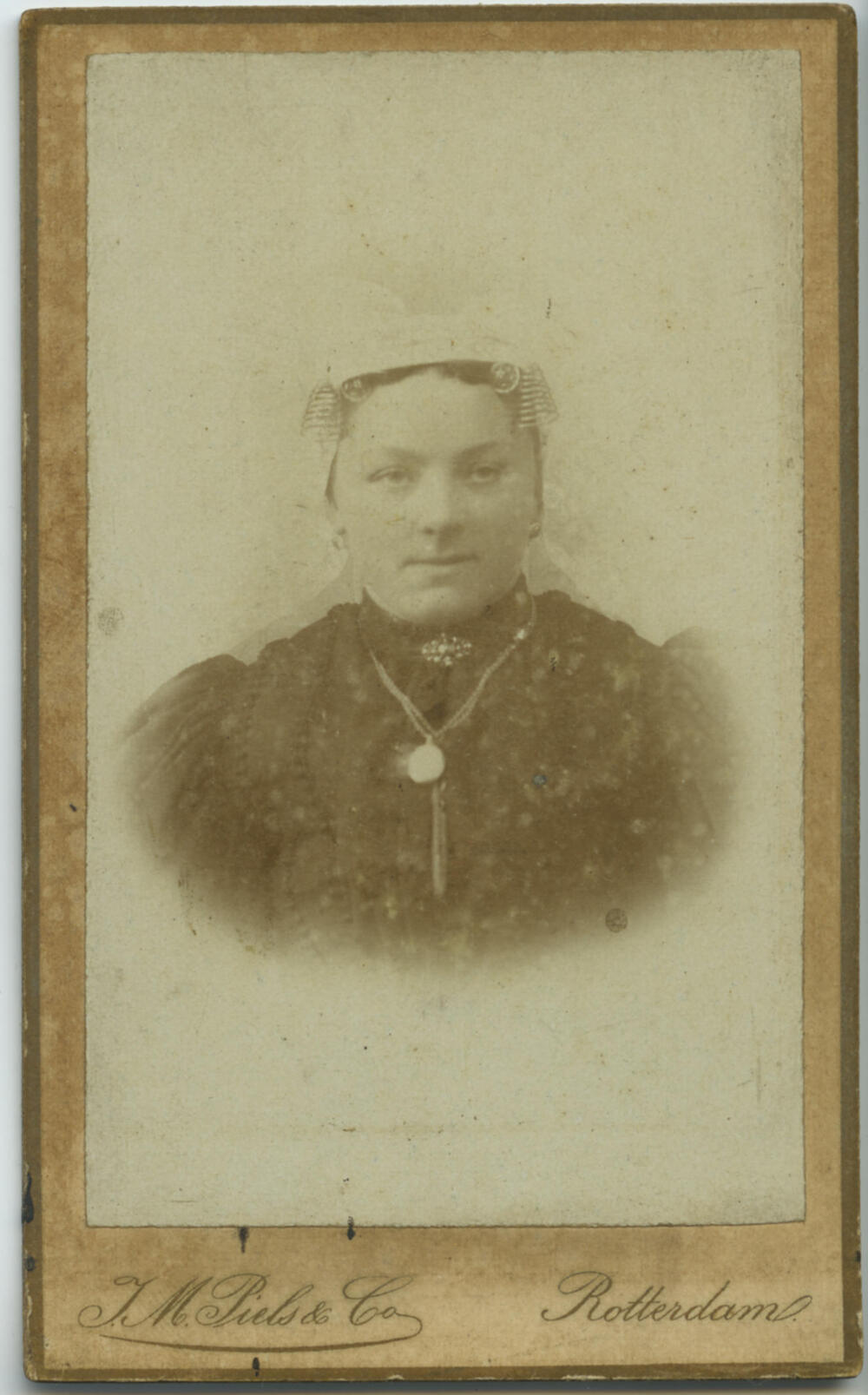 Vrouw in streekdracht, Zuid-Hollandse Eilanden, 1893–1913