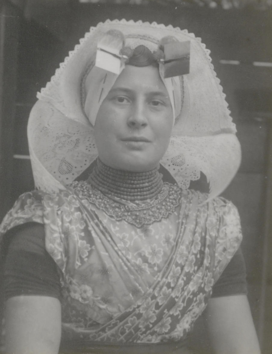 Vrouw in katholieke Zuid-Bevelandse dracht, circa 1915