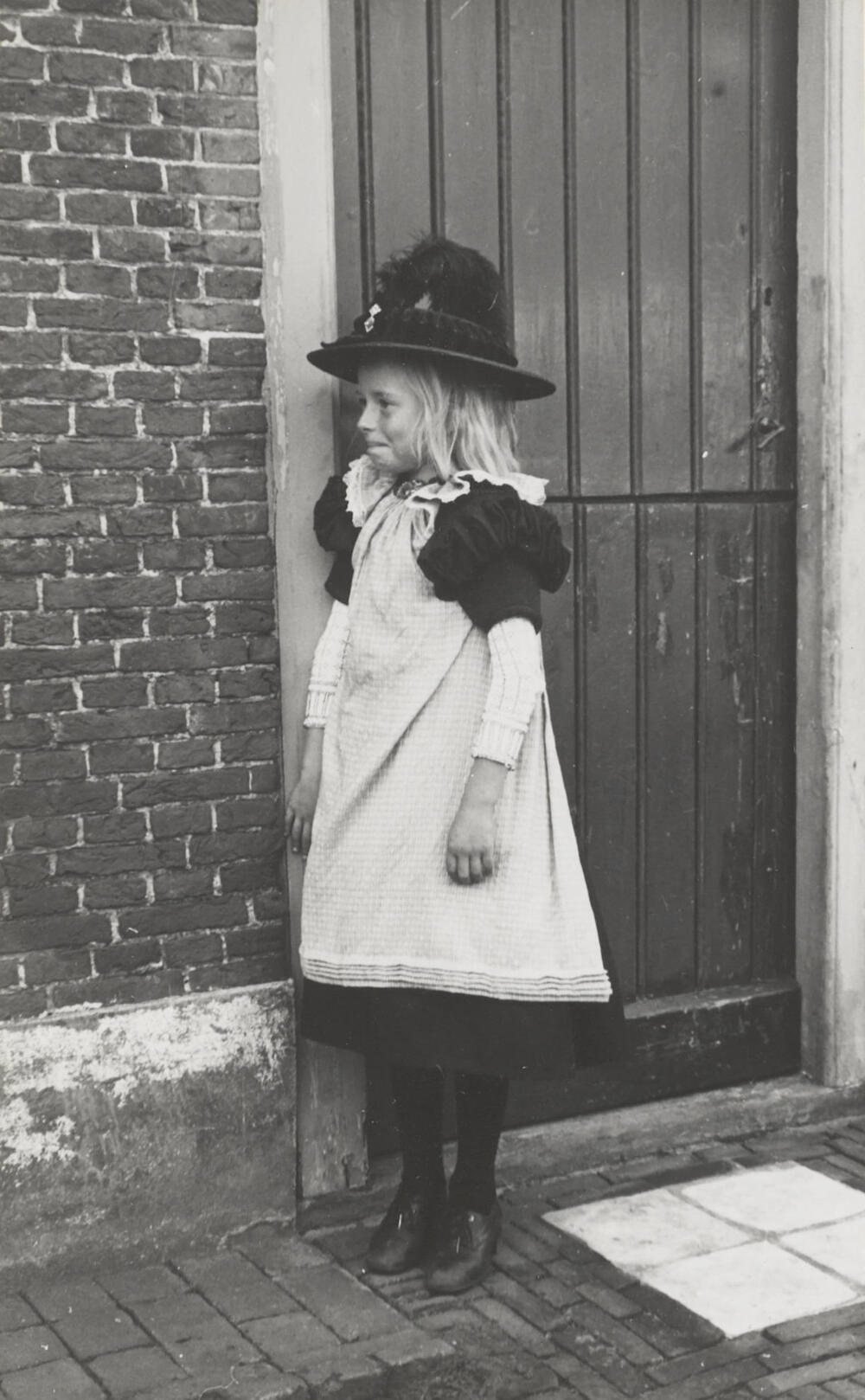 Meisje in streekdracht, Huizen, 1945