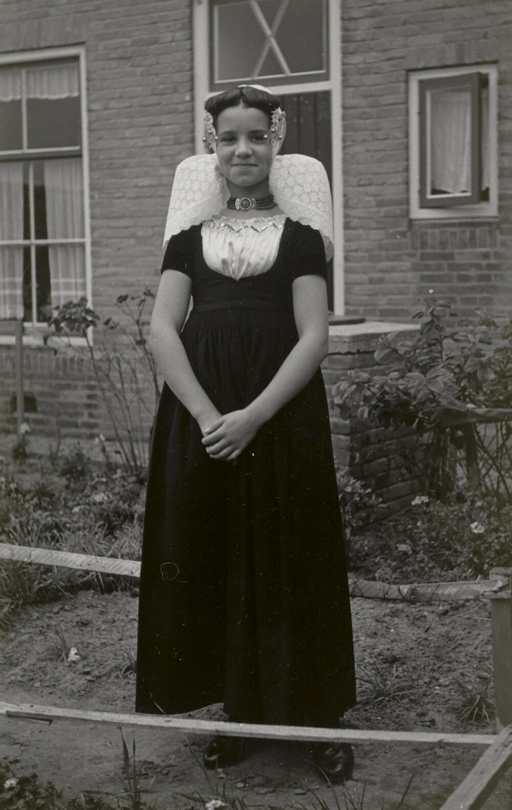 Kornelia Minderhoud uit Westkapelle in Walcherse dracht, 1950