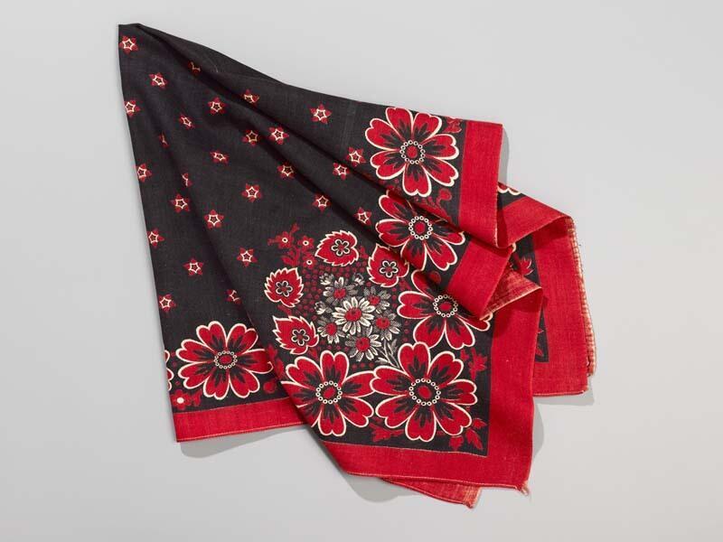 Vierkante bedrukt katoenen doek of sjaal in keperbinding, zwart met rood en wit met gebloemde rand…