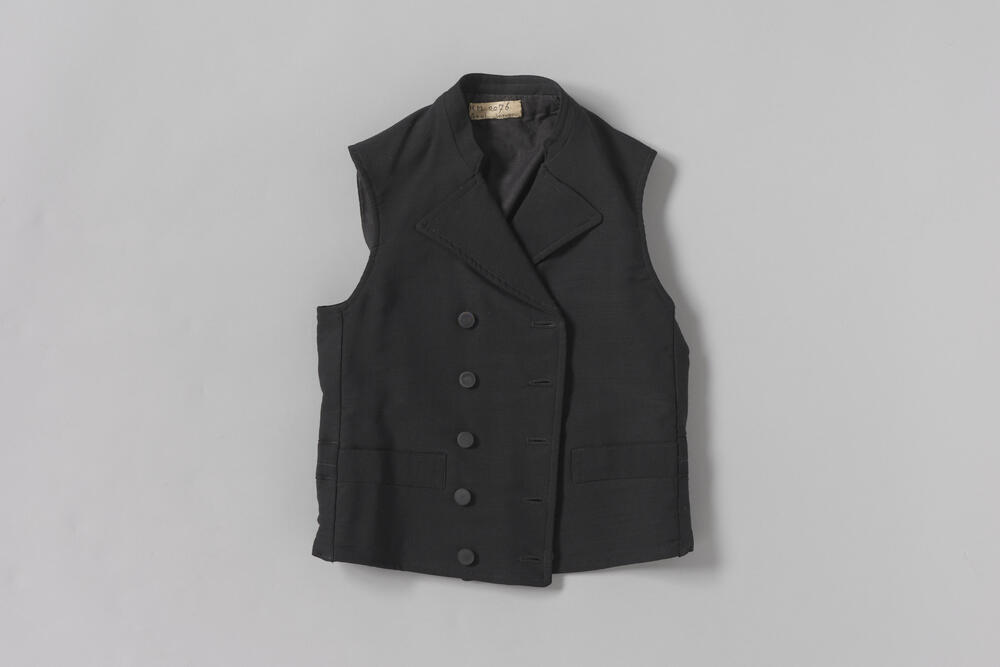 Jongensvest van zwart thibet, Axel, voor 1955