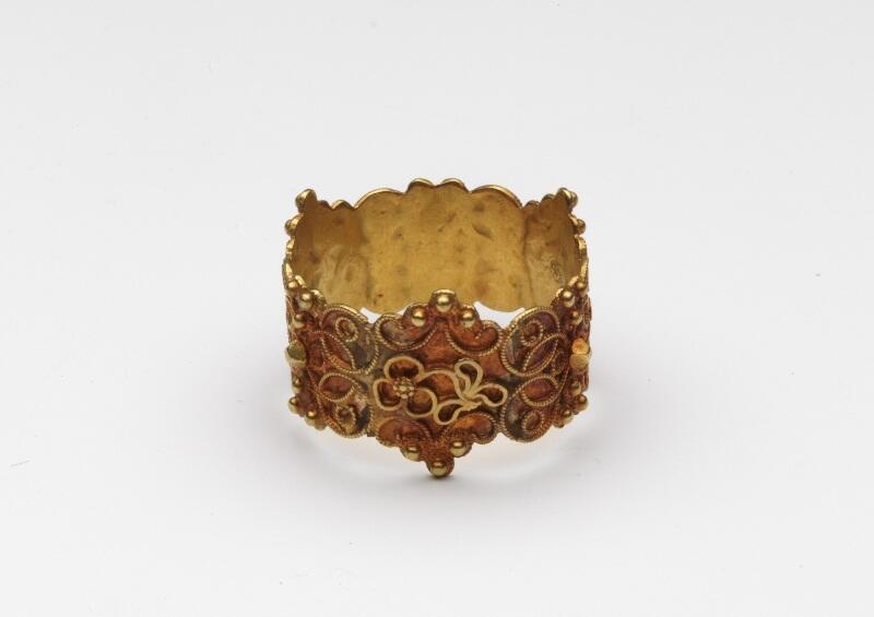 Gouden ring voorzien van filigrainversiering