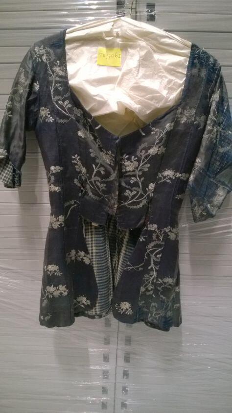 Jak van blauw zijde-linnen met ingeweven bloemen in de kleuren wit en lichtblauw, onderdeel kostuum…