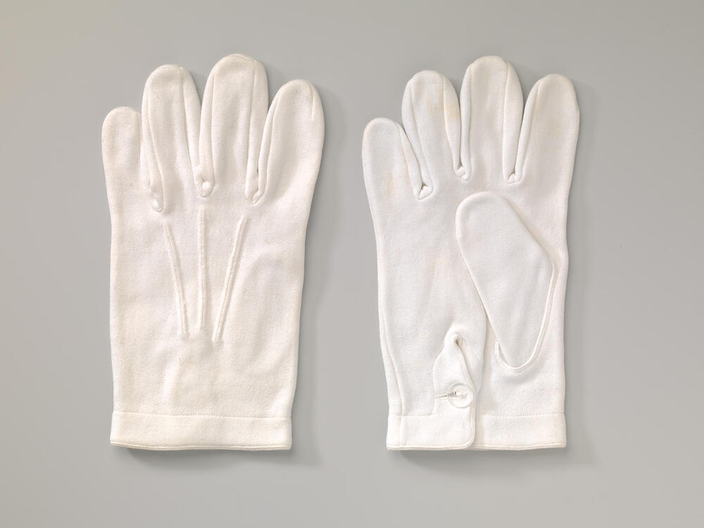 Uniform van het Harmoniecorps Tuindorp (1 paar handschoenen)