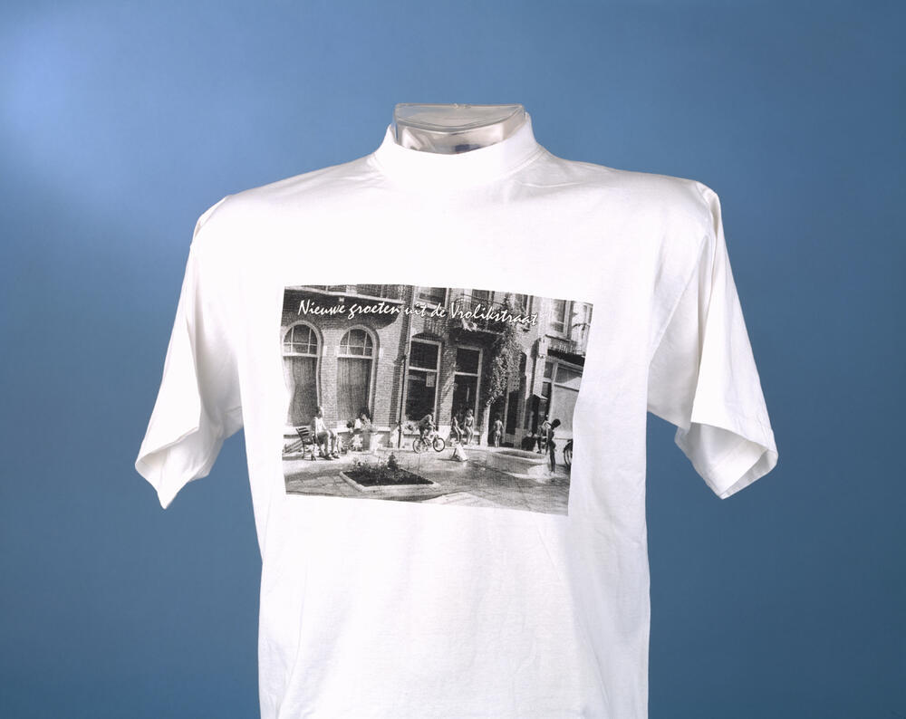 T-shirt 'Nieuwe groeten uit de Vrolikstraat'