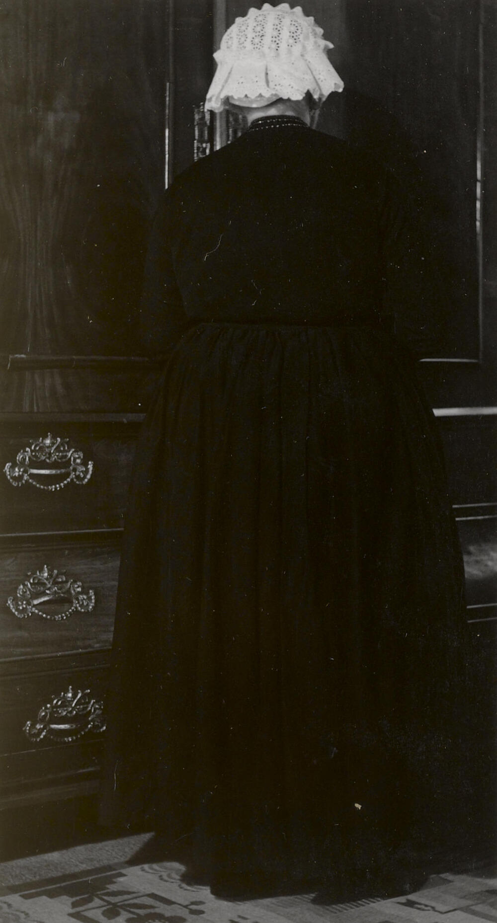 Mevrouw Keur uit Scherpenisse in Thoolse dracht, 1955
