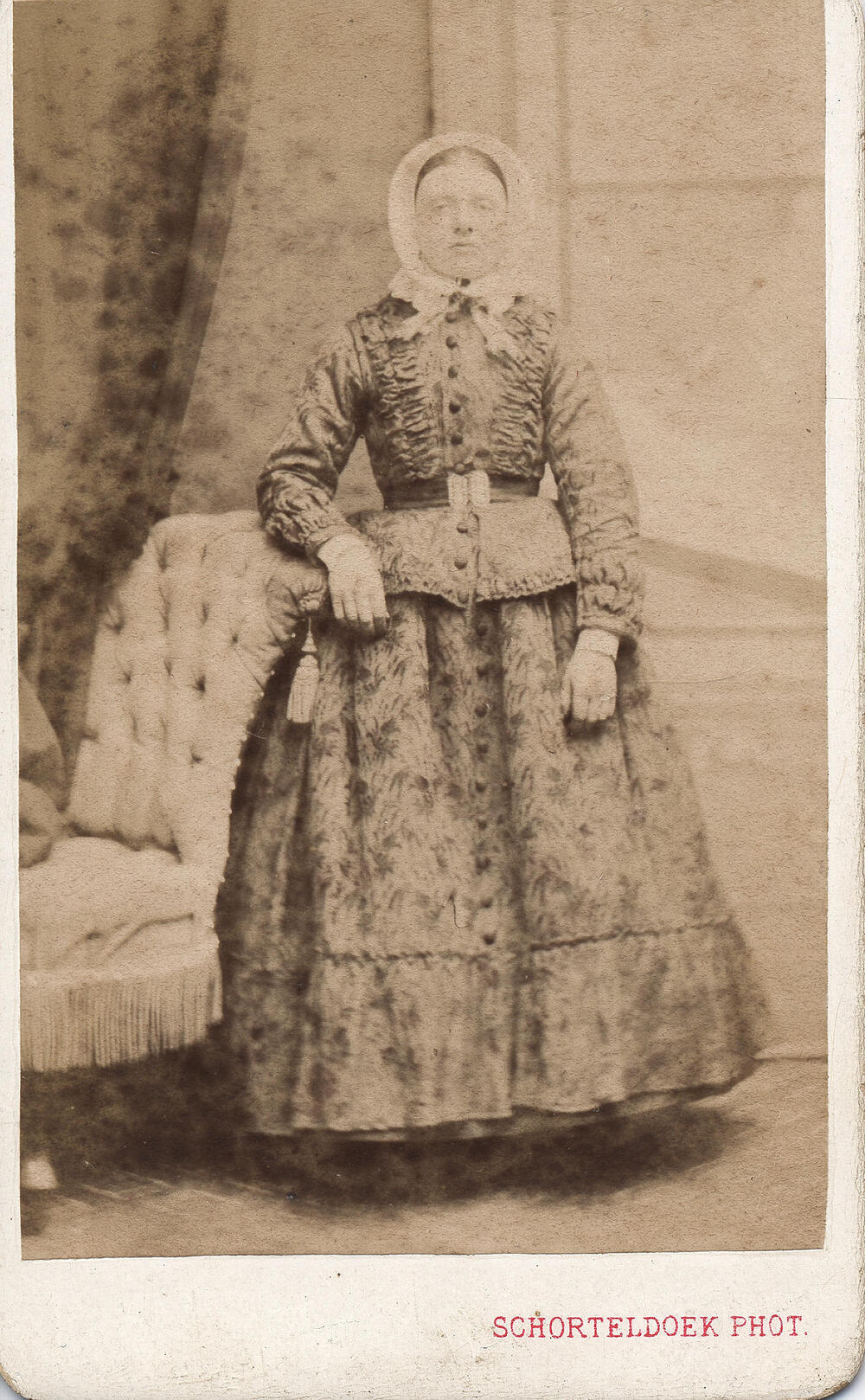 Vrouw in streekdracht uit de Alblasserwaard, 1870–1885