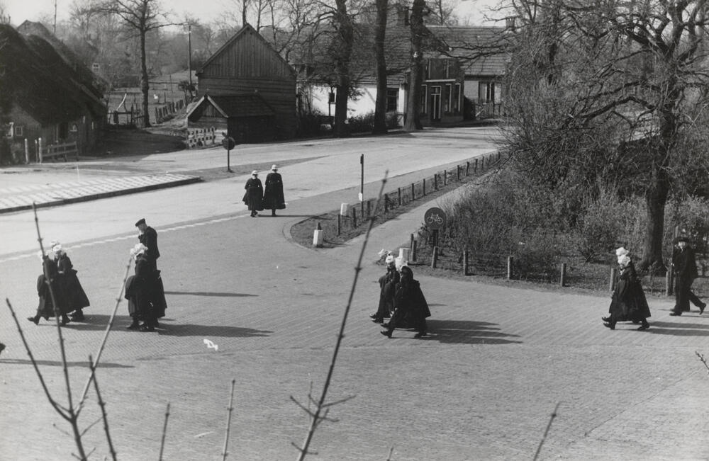 Kerkgangers ter hoogte van 'De Hoek', Staphorst, 1944