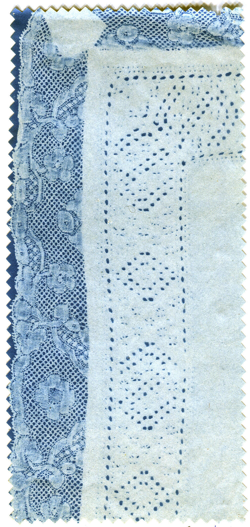 Detail doekje met sneewerk en Valenciennes kloskant, Marken