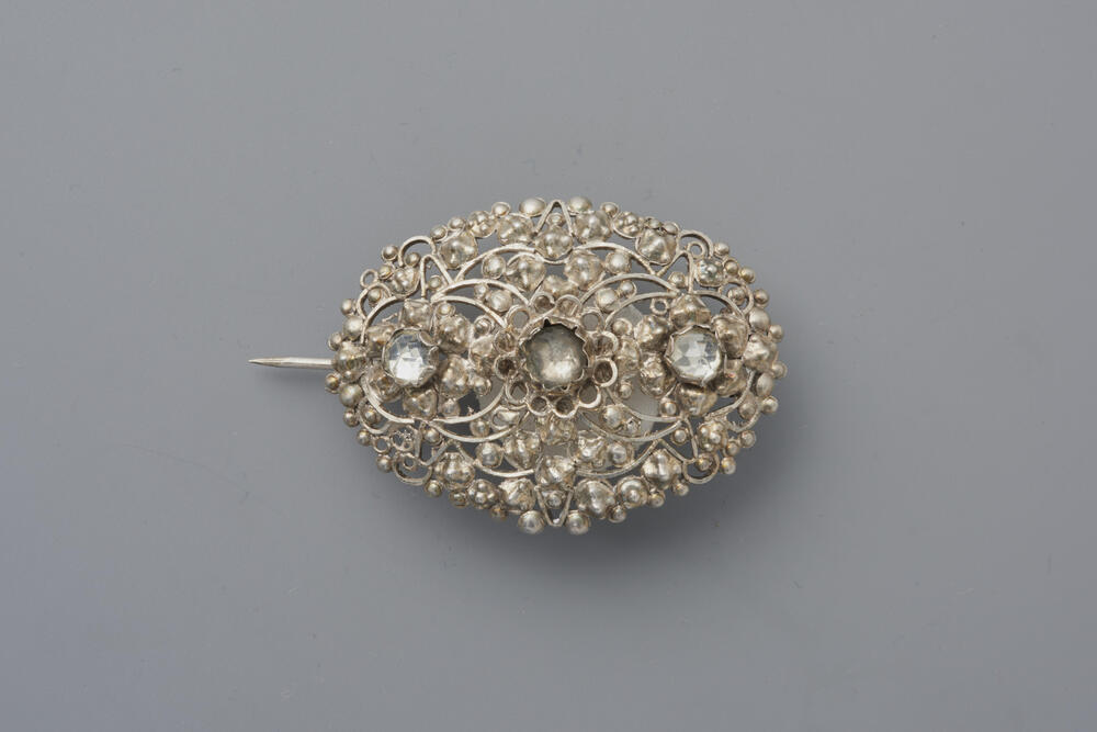 Zilveren broche met imitatiediamant, Friesland, 1865–1875