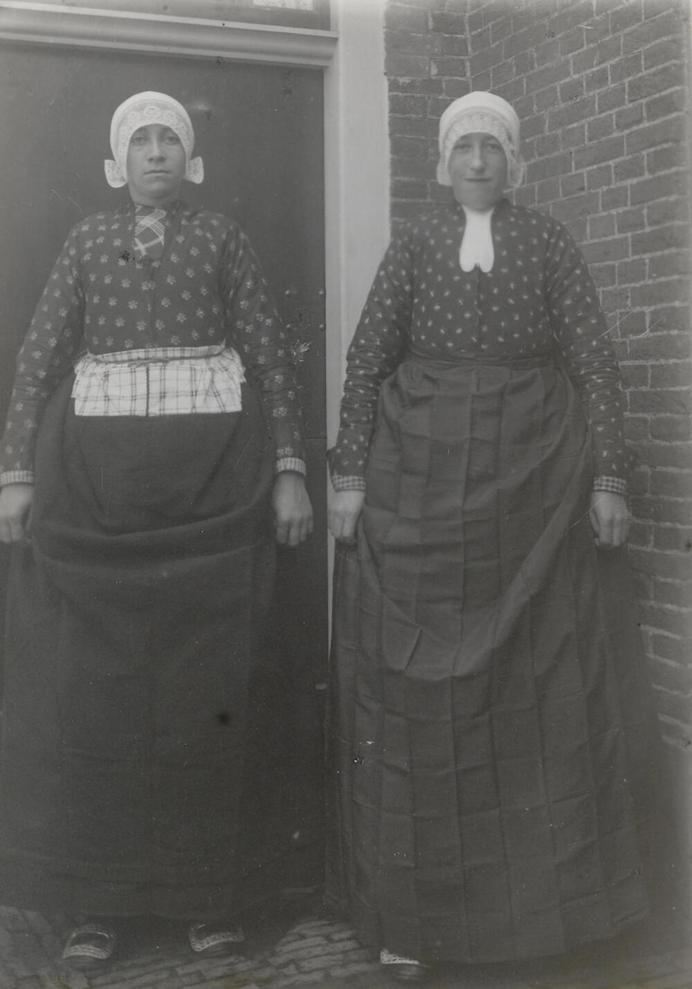 Maria Duijnst en Mijntje Duijst in streekdracht van Bunschoten-Spakenburg, circa 1915