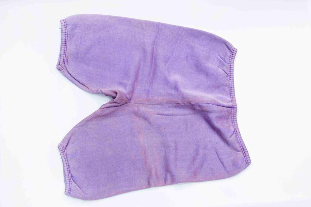 Onderbroek van licht paars tricot met lange pijpen