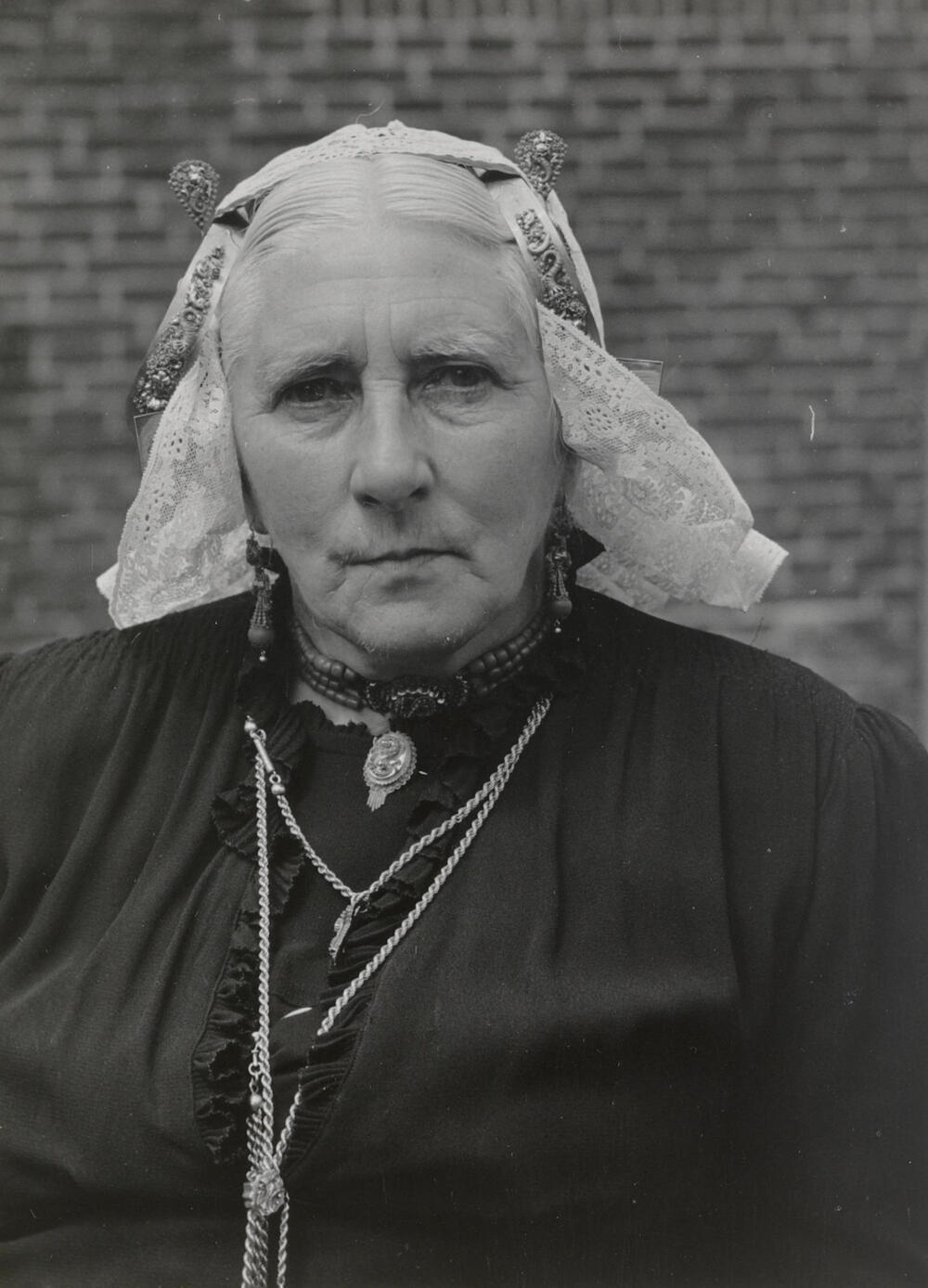 Klasina Makker in streekdracht uit Eemnes, 1952